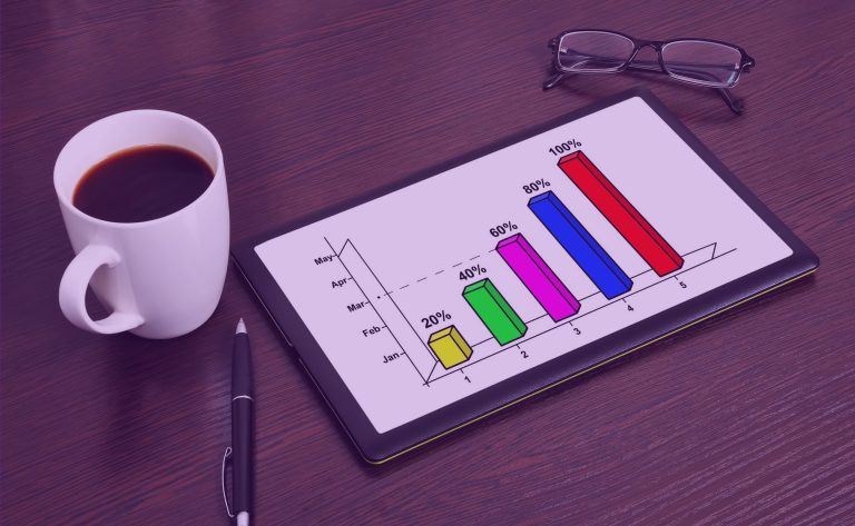 Infographic showing how much affiliate marketers make annually